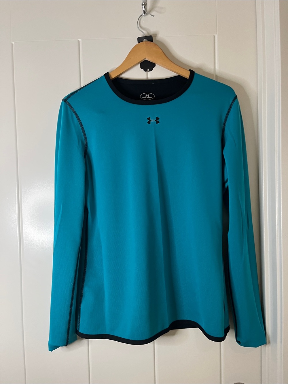 Under Armour Women’s Long Sleeve reversible top - Black with Teal - Picture 5 of 7